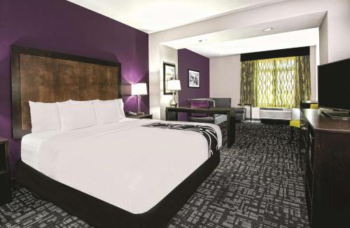 Monahans Hotel | Relax at La Quinta by Wyndham Monahans with Pool & Hot Tub