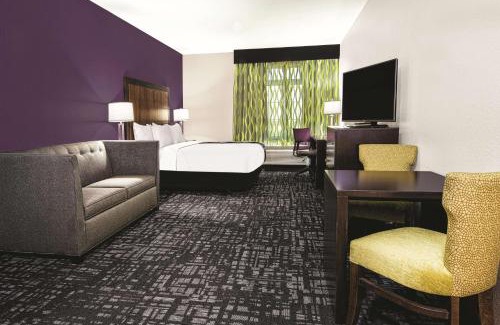 Monahans Hotel | Relax at La Quinta by Wyndham Monahans with Pool & Hot Tub