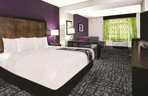 Monahans Hotel | Relax at La Quinta by Wyndham Monahans with Pool & Hot Tub