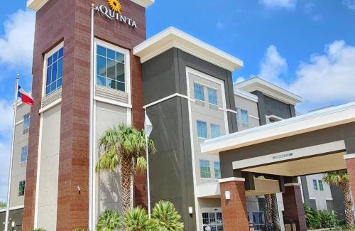 Pearsall Hotel | Discover La Quinta by Wyndham Pearsall: Pet-Friendly Comfort
