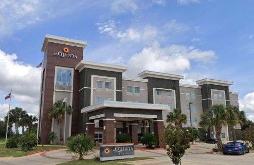 Pearsall Hotel | Discover La Quinta by Wyndham Pearsall: Pet-Friendly Comfort