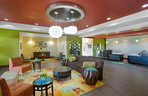 Pearsall Hotel | Discover La Quinta by Wyndham Pearsall: Pet-Friendly Comfort