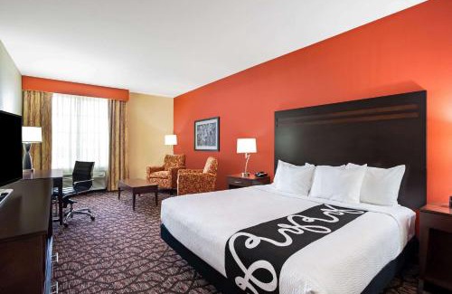 Pecos Hotel | Pet-Friendly Getaway at La Quinta by Wyndham Pecos