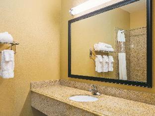 Port Lavaca Hotel | Pet-Friendly Stay at La Quinta by Wyndham Port Lavaca