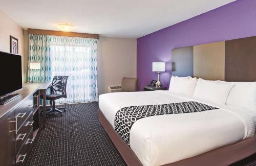 Pomona Hotel | Stay at La Quinta by Wyndham Pomona with Pool & Ocean View