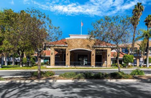 Pomona Hotel | Stay at La Quinta by Wyndham Pomona with Pool & Ocean View
