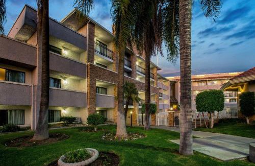 Pomona Hotel | Stay at La Quinta by Wyndham Pomona with Pool & Ocean View
