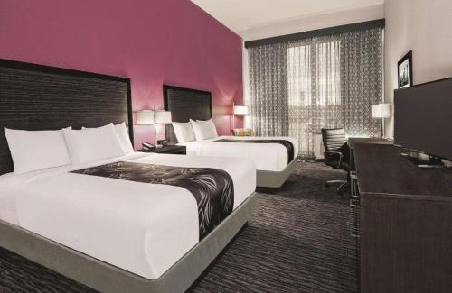 Grand Prairie Hotel | Pet-Friendly Retreat at La Quinta by Wyndham Dallas