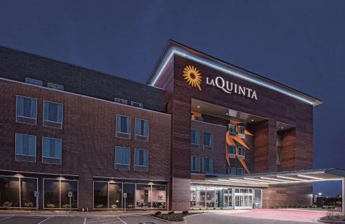 Grand Prairie Hotel | Pet-Friendly Retreat at La Quinta by Wyndham Dallas