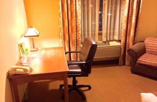 Salmon Creek Hotel | Pet-Friendly Retreat at La Quinta by Wyndham Vancouver