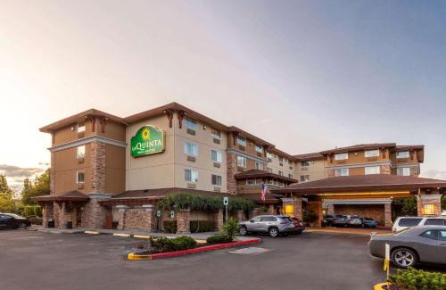 Salmon Creek Hotel | Pet-Friendly Retreat at La Quinta by Wyndham Vancouver