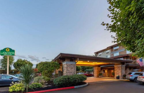 Salmon Creek Hotel | Pet-Friendly Retreat at La Quinta by Wyndham Vancouver