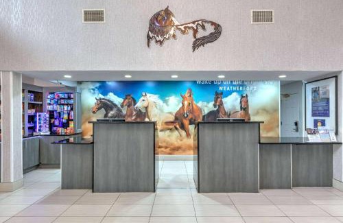Weatherford Hotel | Inviting La Quinta by Wyndham Weatherford with Pool & Spa