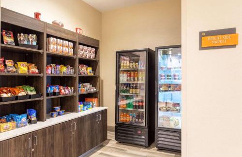Bloomington Hotel | Pet-Friendly Retreat at La Quinta Inn, Bloomington