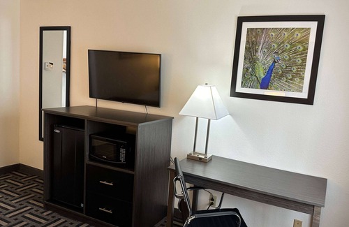 Springdale Hotel | Convenient Stay at La Quinta Inn Cincinnati North