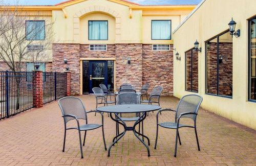 West Long Branch Hotel | Pet-Friendly Comfort at La Quinta Inn West Long Branch
