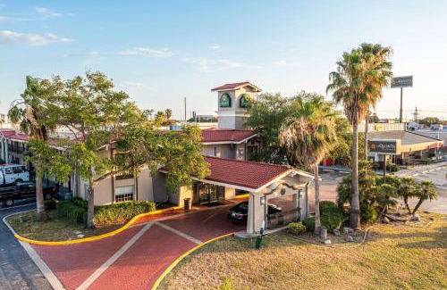 Central City Hotel | Pet-Friendly La Quinta Inn with Oceanfront Views in Corpus Christi