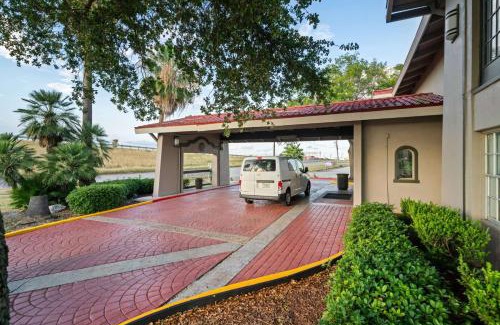 Central City Hotel | Pet-Friendly La Quinta Inn with Oceanfront Views in Corpus Christi