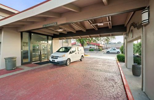 Central City Hotel | Pet-Friendly La Quinta Inn with Oceanfront Views in Corpus Christi