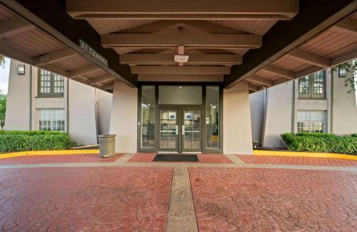Central City Hotel | Pet-Friendly La Quinta Inn with Oceanfront Views in Corpus Christi