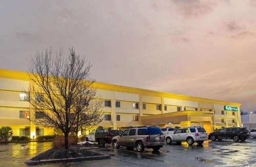 Auburn Hotel | Welcoming La Quinta Inn Auburn: Pet-Friendly & Family-Oriented