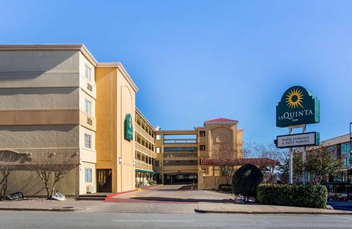 Capitol District Hotel | Discover La Quinta Inn by Wyndham Austin Capitol & Downtown