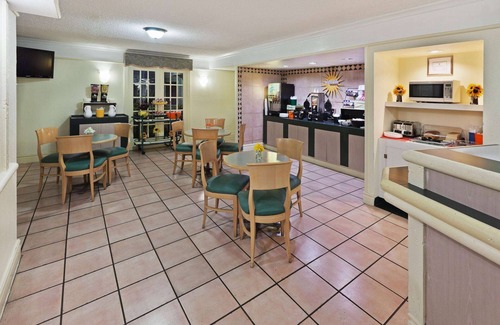 Parker Lane Hotel | Charming La Quinta Inn by Wyndham Austin with Pool & Pets