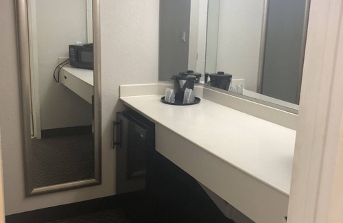 Parker Lane Hotel | Charming La Quinta Inn by Wyndham Austin with Pool & Pets