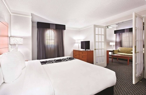Champaign Hotel | Pet-Friendly Stay at La Quinta Inn by Wyndham Champaign