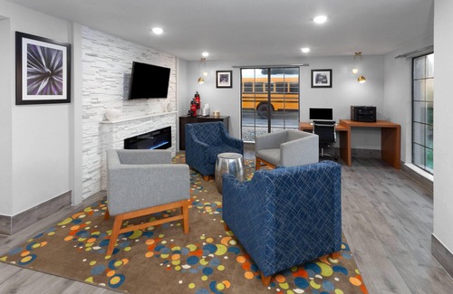 Champaign Hotel | Pet-Friendly Stay at La Quinta Inn by Wyndham Champaign