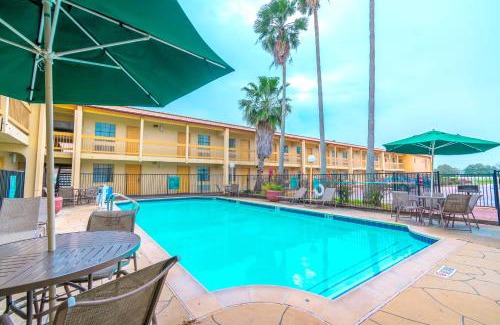Clute Hotel | Budget-Friendly Stay at La Quinta Inn Clute Lake Jackson