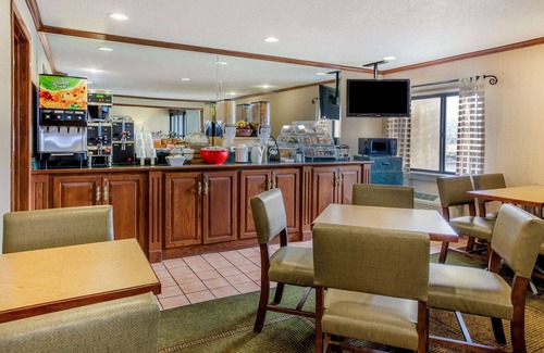 Southgate Hotel | Welcoming La Quinta Inn by Wyndham Detroit Southgate
