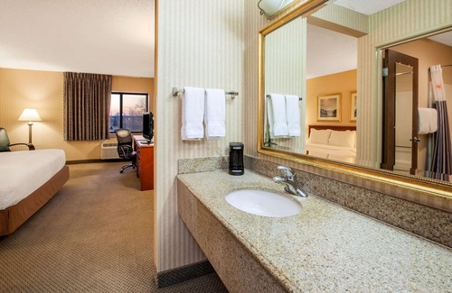 Southgate Hotel | Welcoming La Quinta Inn by Wyndham Detroit Southgate