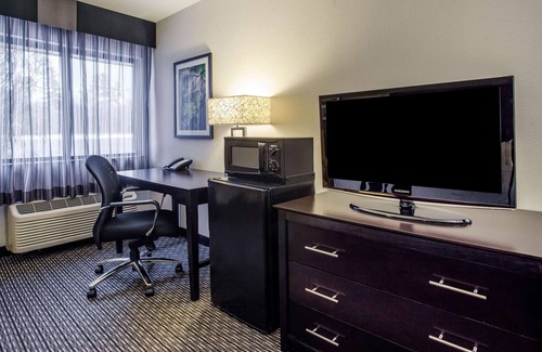 Oshkosh Hotel | Pet-Friendly Comfort at La Quinta Inn by Wyndham Oshkosh