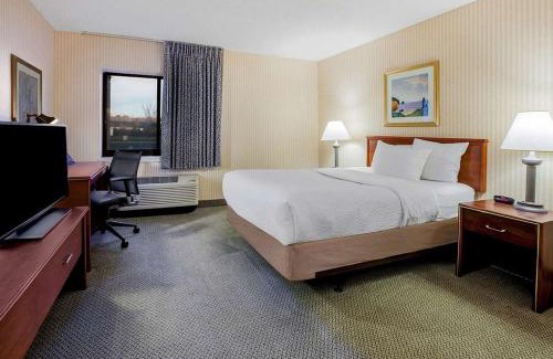 Southgate Hotel | Comfortable Stay at La Quinta Inn Southgate with Great Amenities