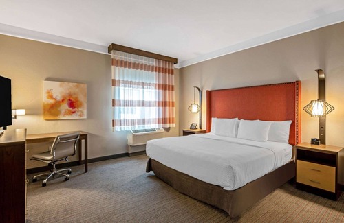 Downtown Hotel | Convenient La Quinta Inn & Suites Near San Francisco Airport