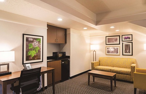 Greenwood Village Hotel | Explore La Quinta Inn & Suites: Pet Friendly & Pool Access