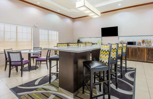 Gainesville Hotel | Explore La Quinta Inn & Suites in Gainesville, Pet Friendly!