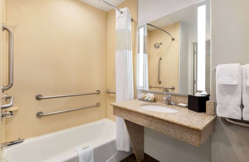 Port Arthur Hotel | Relax at La Quinta Inn & Suites with Pool and Pet Friendly Rooms