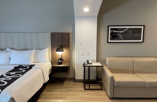 Port Arthur Hotel | Relax at La Quinta Inn & Suites with Pool and Pet Friendly Rooms