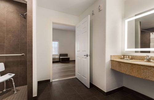 Port Arthur Hotel | Relax at La Quinta Inn & Suites with Pool and Pet Friendly Rooms