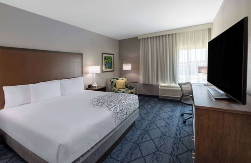 Round Rock Hotel | Pet-Friendly La Quinta Inn & Suites Near Kalahari, 9.4 Rating