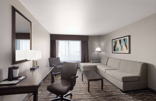 Sioux Falls Hotel | Pet-Friendly Retreat: La Quinta Inn & Suites Sioux Falls
