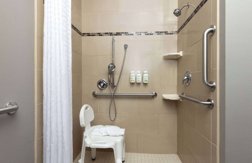 Sioux Falls Hotel | Pet-Friendly Retreat: La Quinta Inn & Suites Sioux Falls
