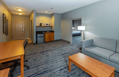 Bridgeport Hotel | Discover Pet-Friendly Comfort at La Quinta Inn & Suites
