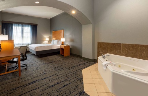 Bridgeport Hotel | Discover Pet-Friendly Comfort at La Quinta Inn & Suites