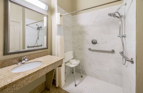 Broussard Hotel | Discover La Quinta Inn & Suites: Pet-Friendly Retreat