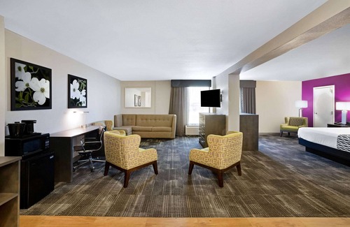Columbus Hotel | Comfortable Stay at La Quinta Inn & Suites in Columbus, MS