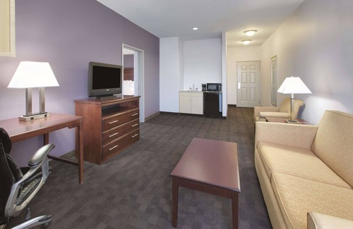 Corsicana Hotel | Pet-Friendly Comfort at La Quinta Inn & Suites Corsicana
