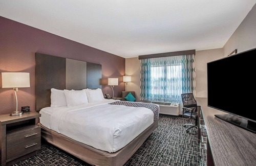Fayetteville Hotel | Comfortable Stay at La Quinta Inn & Suites Fayetteville